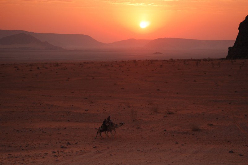 Wadi Rum 瓦第倫<br>沙漠炫麗的日出加上旅人的駱駝，十分動人。<br/>