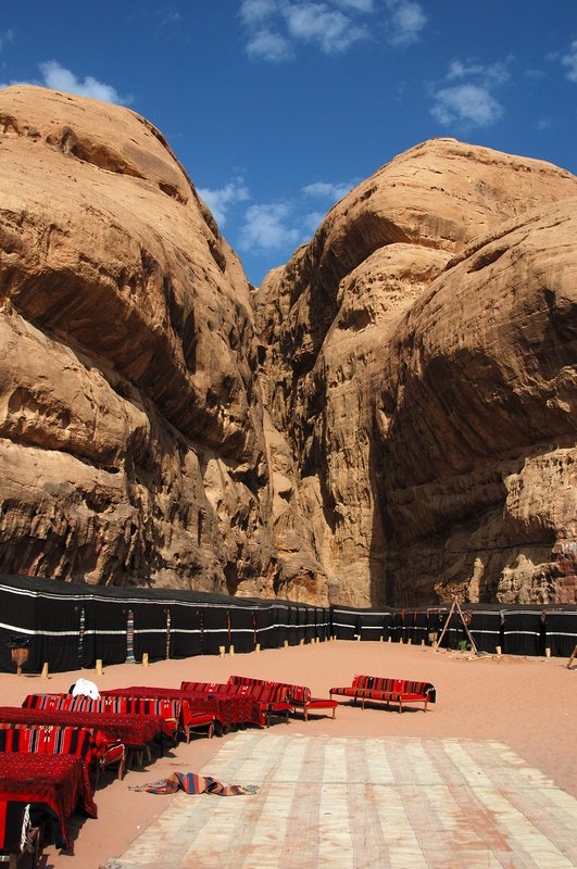 Wadi Rum 瓦第倫<br>白天看到我們的營區有點漂亮，比起撒哈拉沙漠的帳棚真是豪華太多了。<br/>