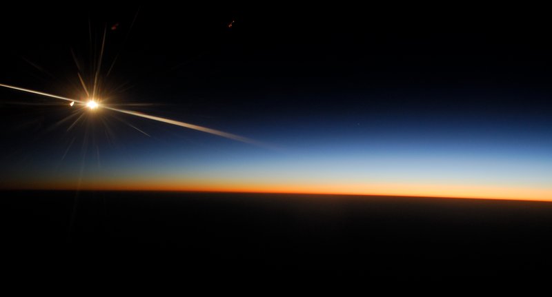 沙烏地阿拉伯上空<br>在搖搖晃晃的機艙中醒來，有點困難地穿越帥哥與美女層層包圍，想走到洗手間。突然透過機尾窗戶我瞥見日出前的晨曦，急忙的返回座位拿來相機拍下這影像，我的希臘愛琴海之旅就此開始。<br/>