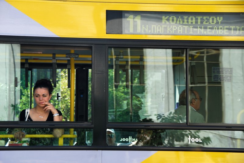 Athens 雅典<br>公車上的妙齡女子，是在回味午餐的雞腿還是男友的香吻呢。<br/>