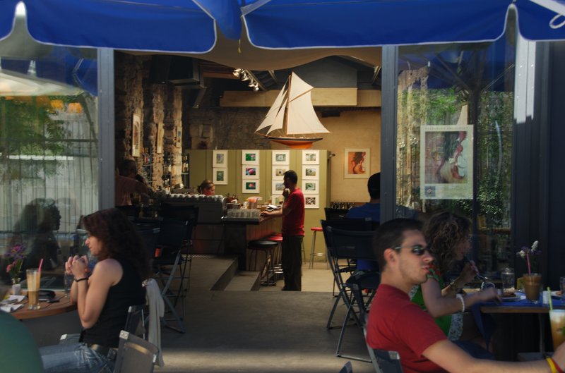 Athens 雅典<br>中午時分漫步在波拉卡區，許多遊客都躲到餐廳裡涼快，只有我們苦命的趕路。<br/>