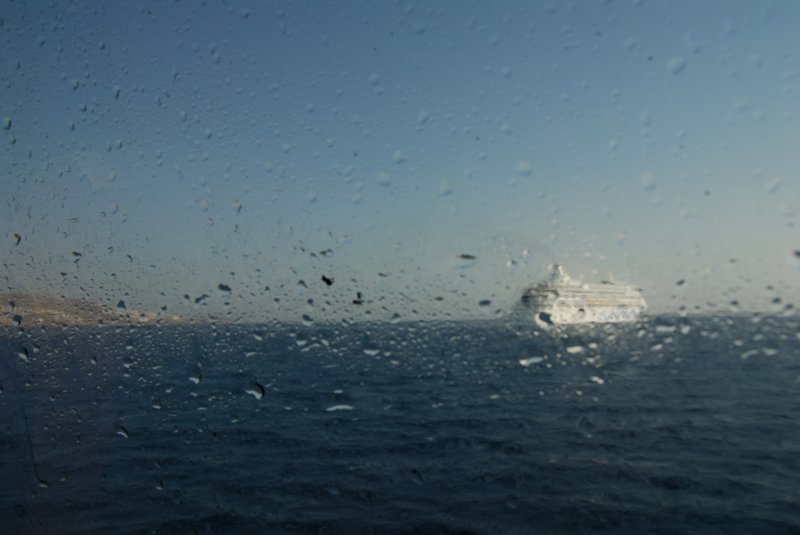 往Mykonos海上<br>我們從希臘本島搭船前往Mykonos，這艘快艇開的真的很快，海浪都濺到船艙的玻璃上，難怪開船時甲板上不能逗留。<br/>