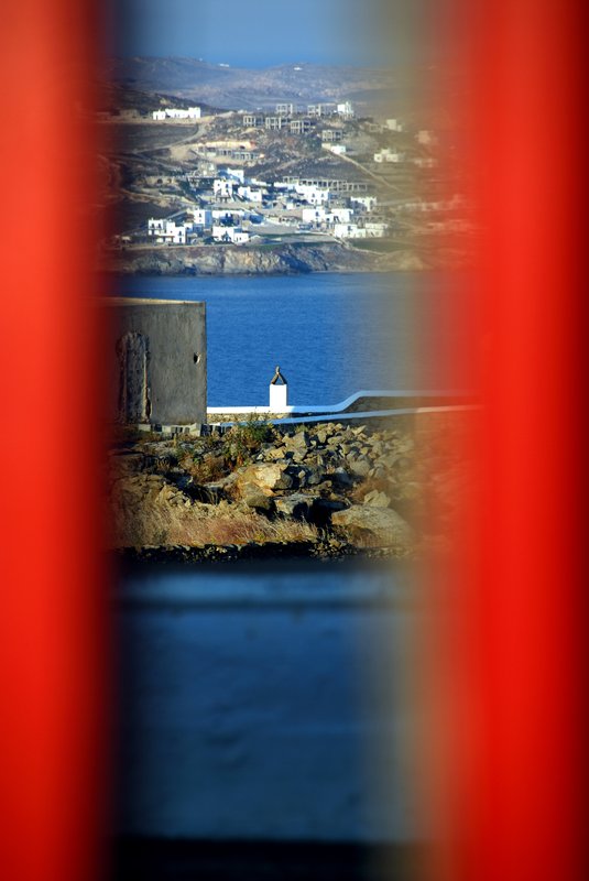 Mykonos米克諾斯<br>從教堂紅色的窗台望去，藍色愛琴海真的很美。<br/>