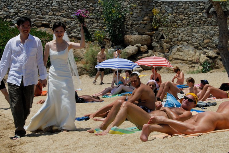 天堂海灘<br>天堂海灘的婚紗秀，穿與不穿形成強烈又好玩的對比。<br/>