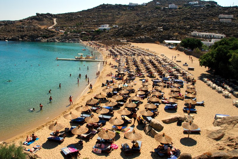 超級天堂海灘<br>從港灣旁的岩石區，俯瞰超級天堂海灘，真的很壯觀。聽說這裡尺度更開放，可惜來的太早甚麼都沒見著。<br/>