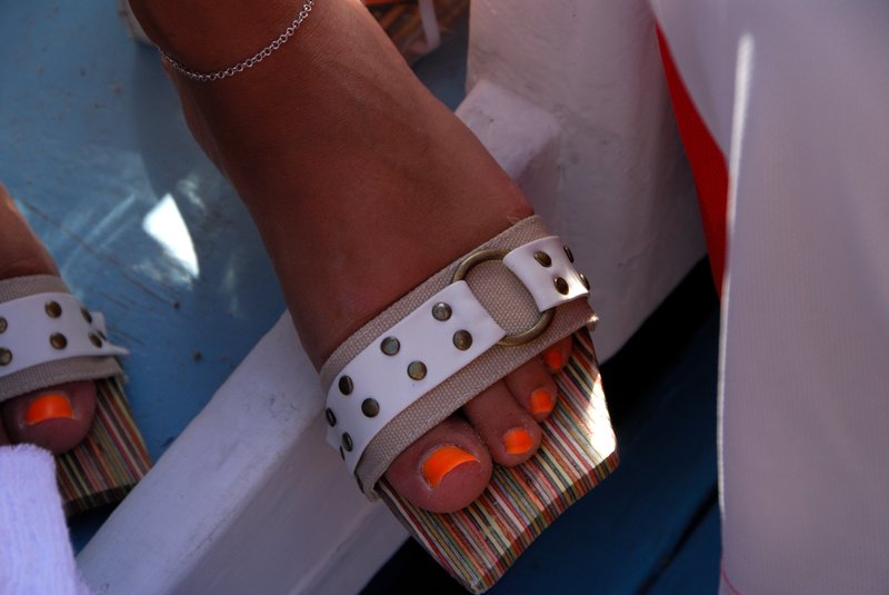 天堂海灘<br>從超級天堂海灘搭船回天堂海灘，身旁坐著一位身材火辣的女子，可惜我一直鼓不起勇氣對她表白，只好低下頭來偷偷的拍她很炫的腳。<br/>