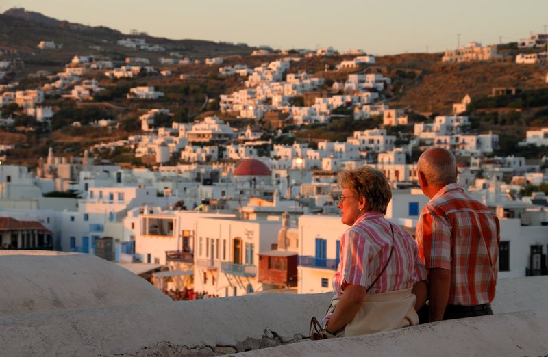 Mykonos米克諾斯<br>老夫婦：我們老夫老妻了，就坐在風車旁看夕陽就好了，錢省下來回去給孫子上大學。<br/>