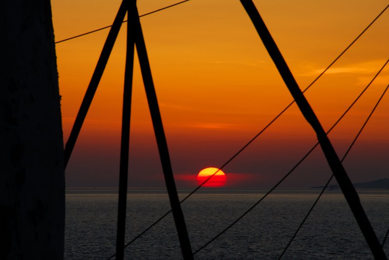 Mykonos米克諾斯<br>我：沒關係，沒來愛琴海看夕陽的不用急，我拍回去給你們看就好。<br/>