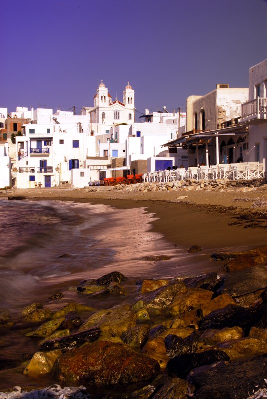 Naoussa那烏沙<br>Naoussa那烏沙位於帕羅斯島的北邊小漁港，是個安靜但很有魅力的小鎮。<br/>