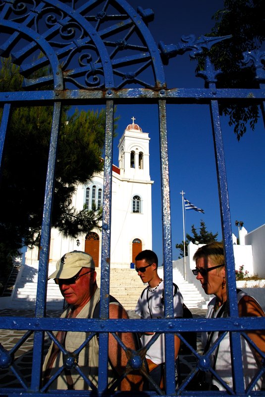 Naoussa那烏沙<br>教堂門口很漂亮的鐵門，還有一把鎖，奇怪教堂也怕人偷嗎？<br/>