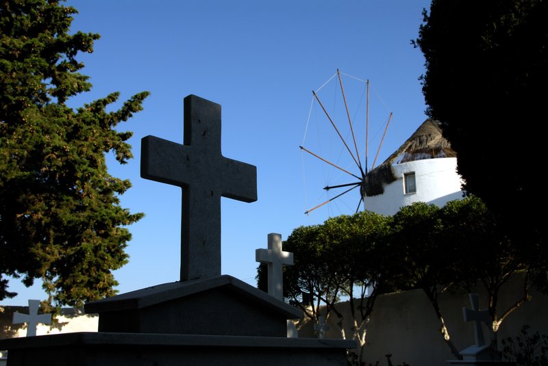 Naoussa那烏沙<br>教堂後面的墓園，很優靜而且鳥語花香，還有風車為伴。<br/>
