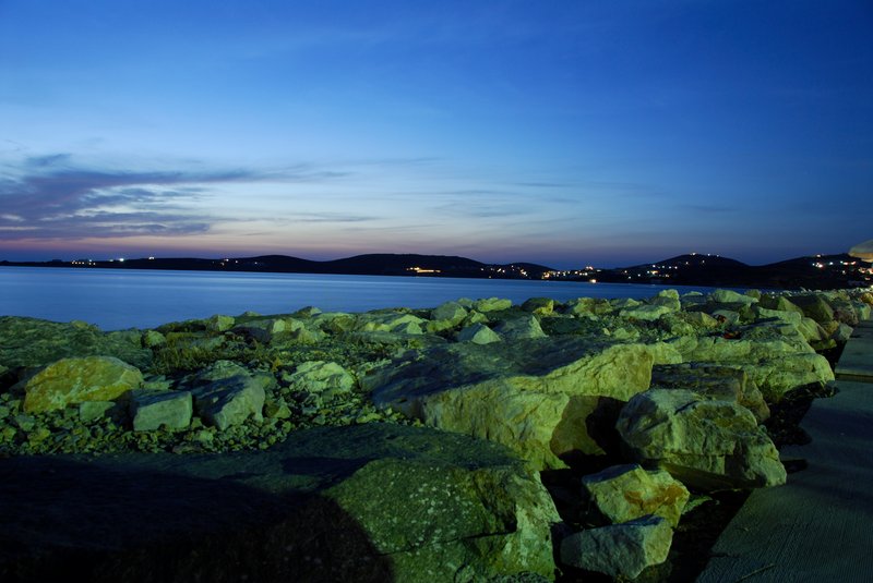 Paroikia帕羅奇亞<br>港口的夜色，今晚真是輕鬆，一邊吃晚餐一邊拍夜景。<br/>