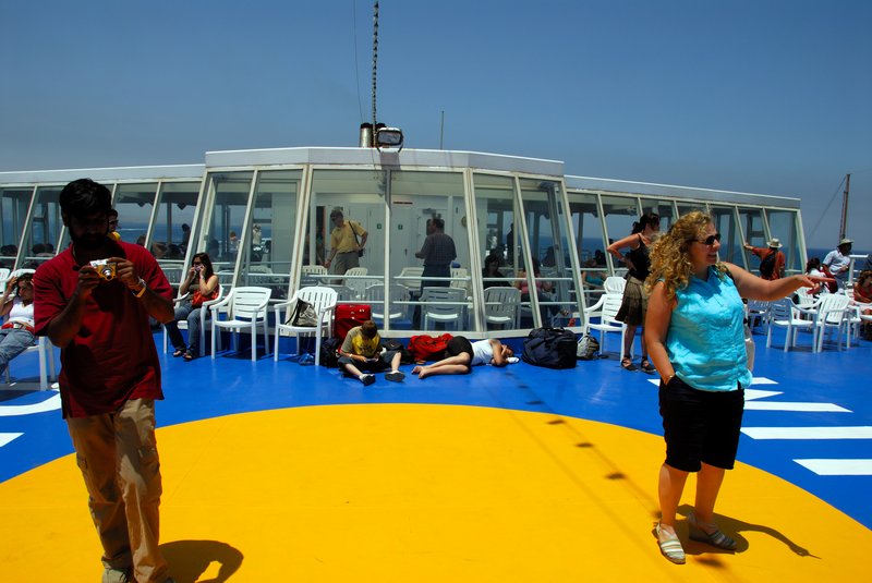 愛琴海上<br>坐往Paros的渡輪上，老外真的很愛曬太陽，中午時分就躺在甲板上睡著了。<br/>