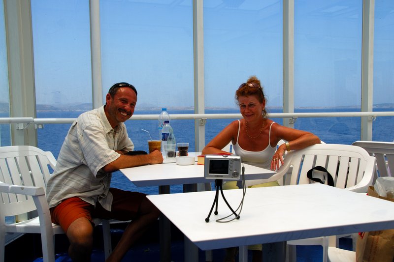 愛琴海上<br>一對準備拍照的夫婦，拿出很可愛的腳架，害我失去幫忙的機會，不過可還是藉機拍下他們的身影。<br/>