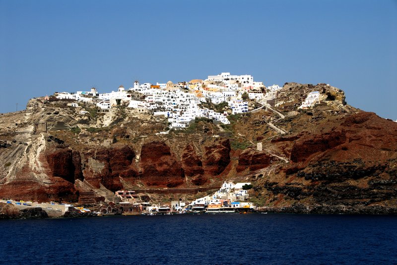 Santorini 聖托里尼<br>從船上看到伊亞港的之字形驢道，高度落差150公尺 走起來會有點辛苦，希臘人真奇怪幹嘛選這種鬼地方居住 每天要出海捕魚還要先練腿力。<br/>