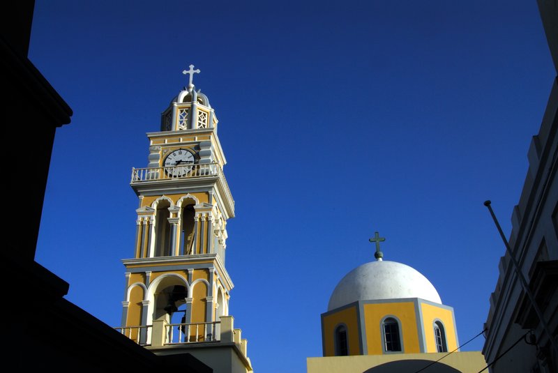 Fira 費拉<br>愛琴海島上迷人的另外一個原因，配色大膽的教堂，黃的很漂亮。<br/>
