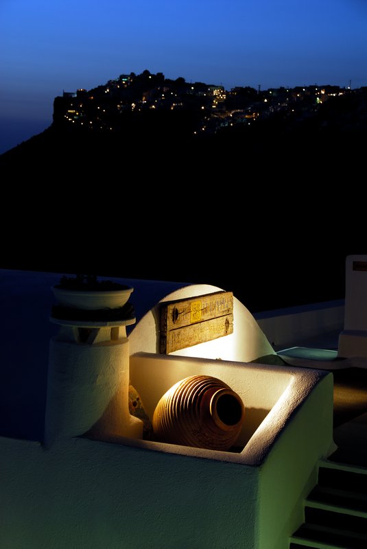 Fira 費拉<br>對於喜歡拍照的來說，夏天來希臘真的很讚但也很累。早晨五點出門拍日出，晚上九點太陽才下山，拍完夜景已經十點鐘了，雖然很累但美景當前誰能割捨。不過也不用太抱怨啦，如果去北歐更慘要等夕陽要等晚上12點！<br/>