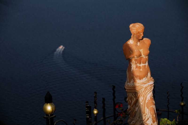 Fira 費拉<br>有名的斷臂維納斯雕像，就在鐵人裝置藝術的對面。在一家小小的露天bar裡面，老闆很客氣打聲招呼就可以進去拍照。<br/>