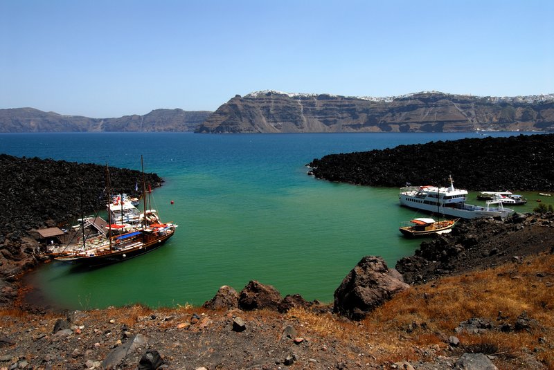 Nea Kameni 納亞卡美尼<br>納亞卡美尼島位於聖托里尼的對面，是座無人居住的火山島， 海水綠的嚇人，但又很清澈。<br/>