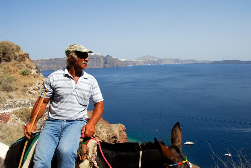 Oia 伊亞<br>驢道上的驢夫，工作很辛苦，時間長還要曬太陽。不過一年只要工作六個月，其他時間可以出國旅遊。<br/>