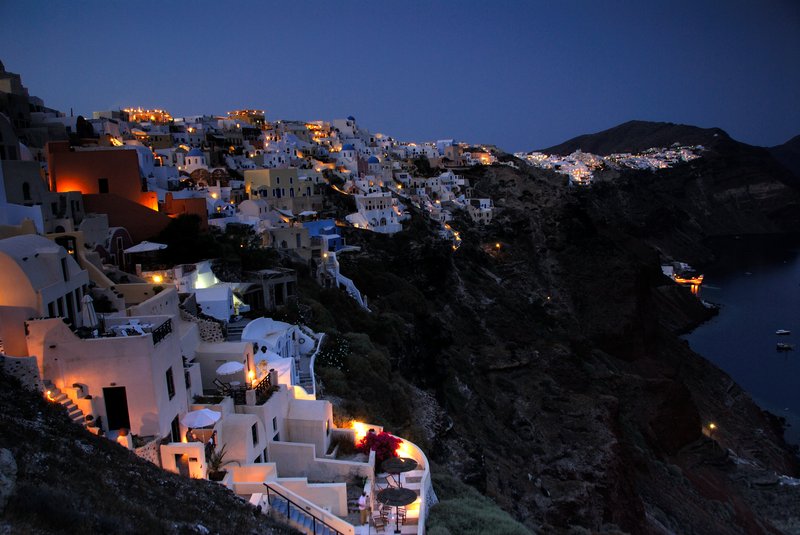 等太陽下山，天色轉為寶藍，燈光出現了，就可以拍夜景。<br/>