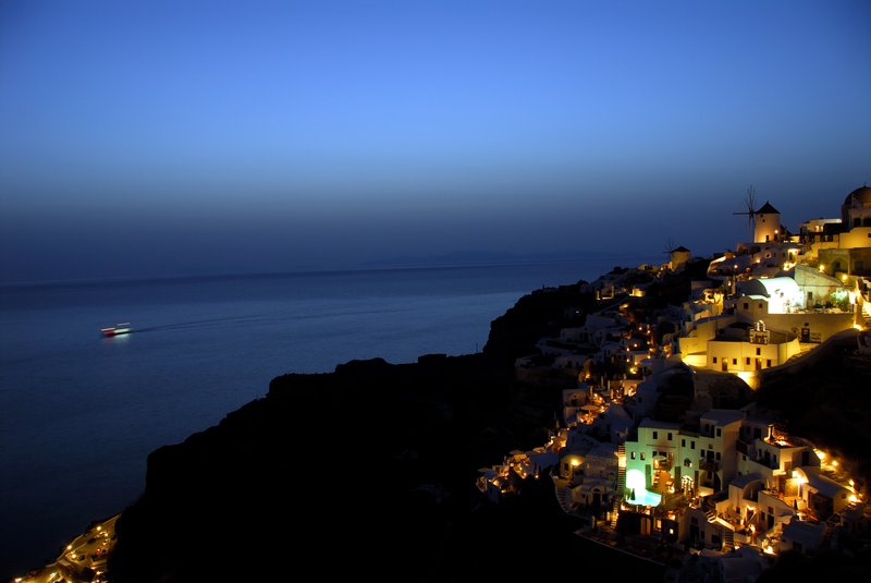 Oia 伊亞<br>今晚的風好大，在斷崖旁邊拍照，好擔心相機連同腳架被吹入海中，只好早早收工吃晚餐去。<br/>