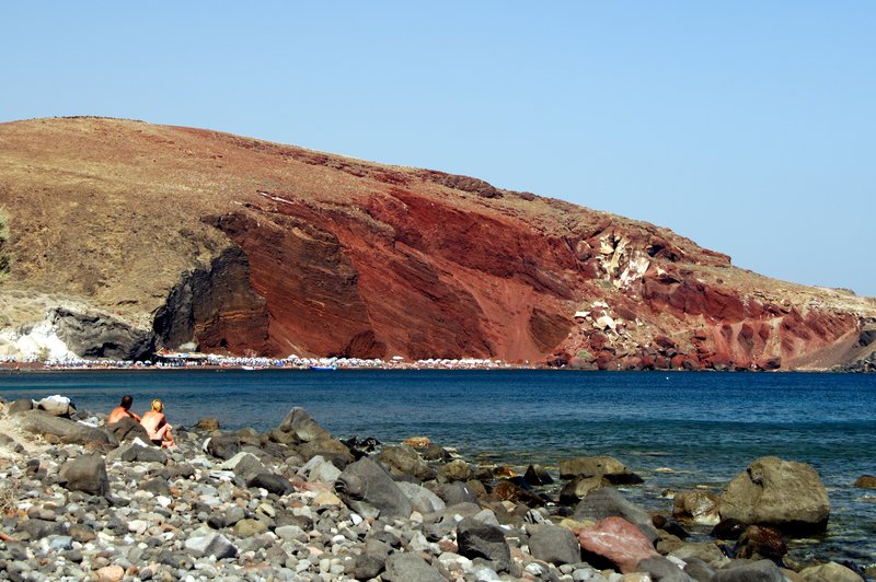 Santorini 聖托里尼<br>本來是要騎去有名的紅沙灘，不過晃啊晃著，就來到一處私密沙灘。可以遠眺紅沙灘美景，還有 嘿嘿嘿！既然是私密海灘就是有粉多....<br/>