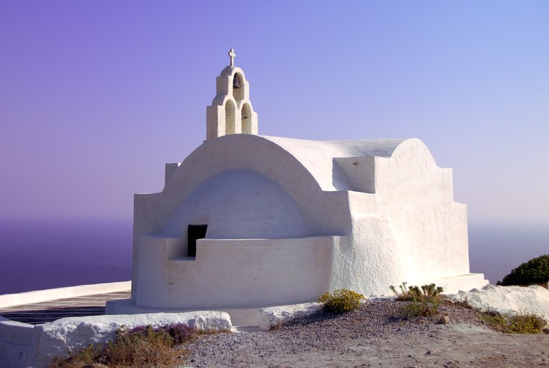 Santorini 聖托里尼<br>順著山路往上騎一直騎到島的最東南方，山頂的盡頭是一座教堂。太神奇了，蓋在這麼偏遠的地方誰會來作禮拜，只有我這種傻傻的觀光客會來膜拜吧。<br/>