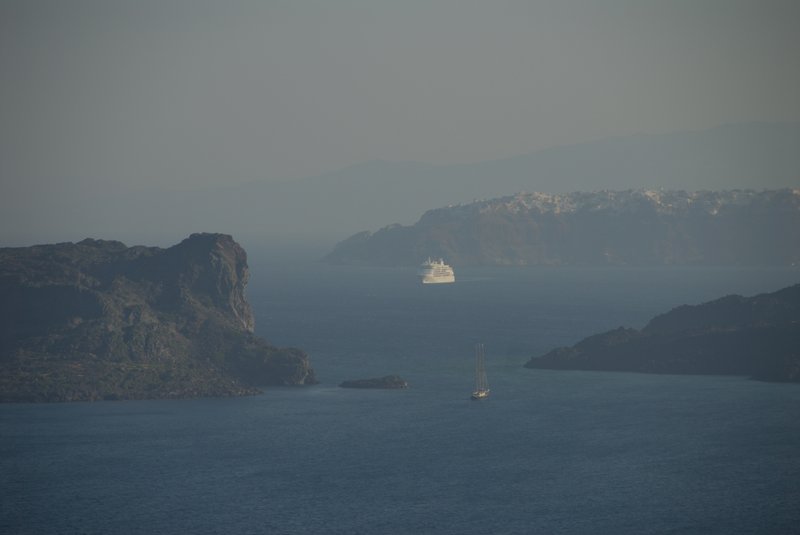 Santorini 聖托里尼<br>藍色的愛琴海今天有點憂鬱，霧霧朦朦的氣氛更好了。<br/>