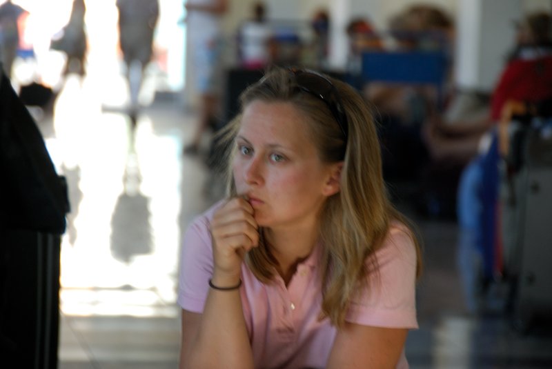 等船時刻，一位女子蹲坐在地上。陽光透過屋頂的天窗照射到地面，光線很自然地擴散到她的臉龐。好像攝影助理拿著反光板打光一樣，遠遠的我偷偷拍下有味道的她。<br/>