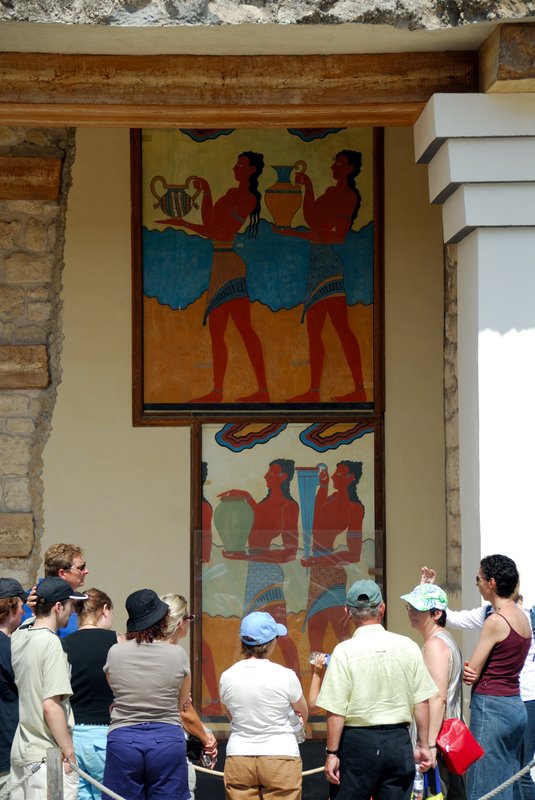 Iraklion 伊拉克里翁<br>克諾索斯皇宮的南入口，牆上有兩張兩位侍者拿著聖物的壁畫。<br/>