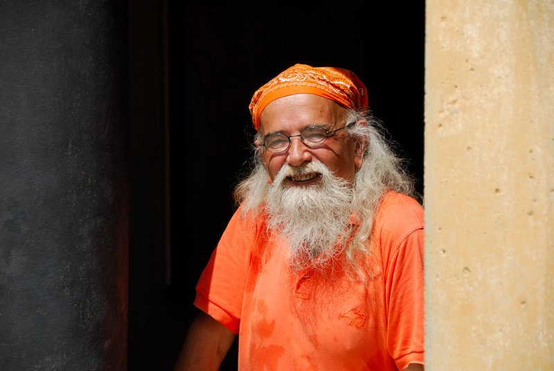 Iraklion 伊拉克里翁<br>一對很有型的老夫婦，我對老先生的鬍子特別有興趣。我在他們旁邊磨蹭了許久，老先生拿出相機要我幫忙他們拍合照，我不禁大喜。在拍完他的相機後，我的傢伙就大展身手了，不過我還是喜歡偷拍的感覺。<br/>