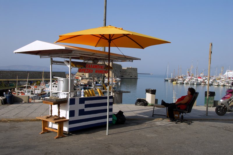 Iraklion 伊拉克里翁<br>大家都躲在家裡看世界盃足球賽，沒有人跑來港口買我的水煮玉米，生意真難做。<br/>