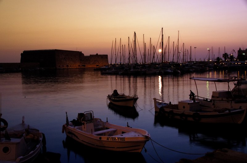 Iraklion 伊拉克里翁<br>清晨五點多我照往例又來到港口邊，不要誤會，中間亮的是水銀燈，太陽還沒有比我早起床。<br/>