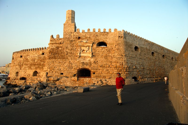 Iraklion 伊拉克里翁<br>清晨裡港灣防波堤旁的城堡，有許多人在晨跑散步。<br/>