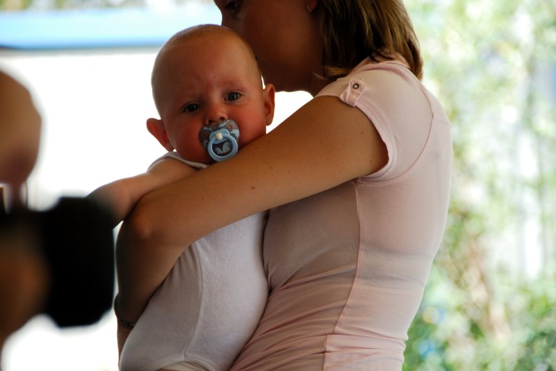 Iraklion 伊拉克里翁<br>可愛的小寶貝依偎在母親的懷裡，兩人的身體曲線融為一體。<br/>