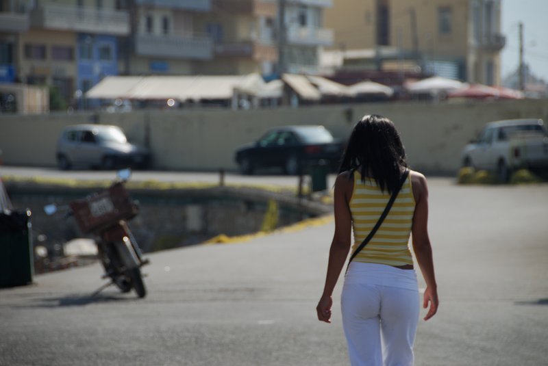 Iraklion 伊拉克里翁<br>當我面對海邊拍照時，我聽到身旁啜泣的聲音。我回看見她，淚流滿面的走過我眼前。我舉起相機拍下她孤寂的背影，但願我的默默祝福能伴隨她而去。<br/>