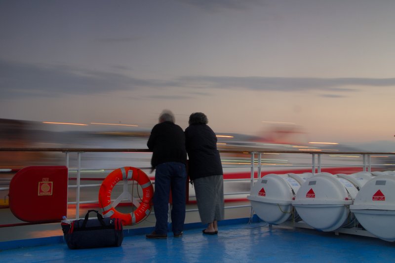 愛琴海上<br>清晨五點，船即將抵達雅典。一對早起的夫婦，已經在甲板上等待日出。<br/>