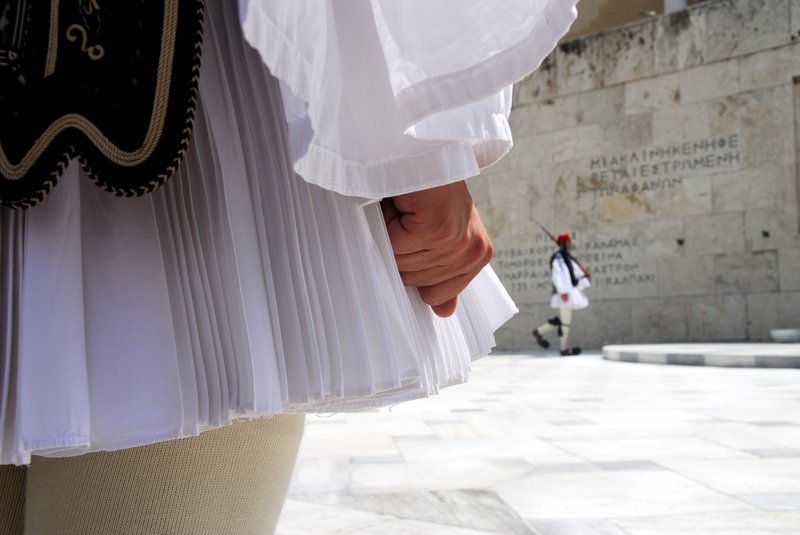 Athens 雅典 憲法廣場<br>憲法廣場的衛兵交接儀式，是許多到雅典的遊客必看的景點。尤其是週日早上十一點會擴大演出，有警車開道，還有鼓號樂隊同行，熱鬧非凡。<br/>