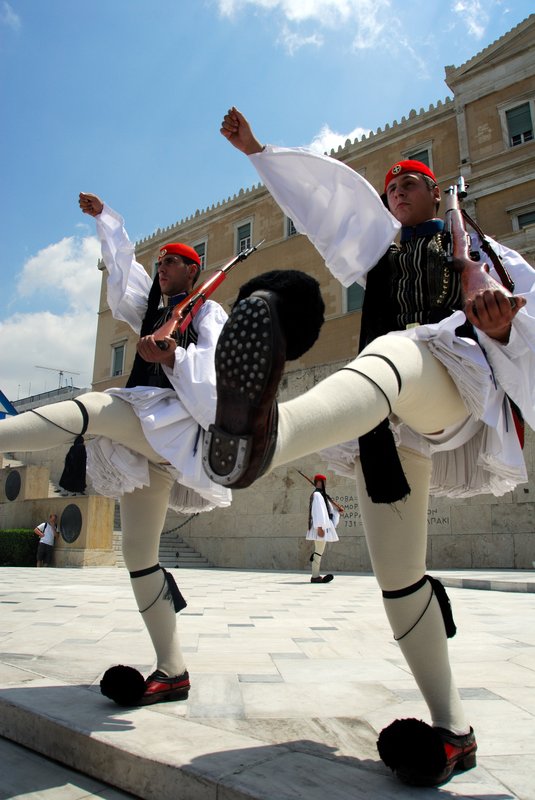 Athens 雅典 憲法廣場<br>不過因為觀光客太多，現場管制無法靠近衛兵拍攝。想照相的人，最好選擇其他整點的場次，較容易獲得精采相片。<br/>