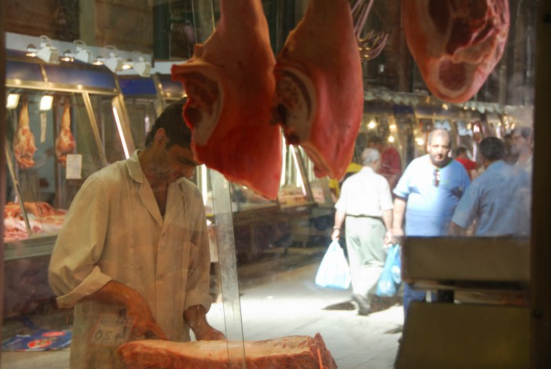 Athens 雅典<br>逛逛菜市場準備買隻豬腳回家，晚上看世足賽，順便吃德國豬腳。<br/>