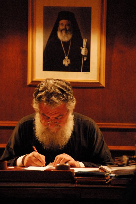 Athens 雅典<br>東正教教堂內，一位教士正忙的紀錄信徒來電的託求，我從遠處拍下這莊嚴的畫面。<br/>