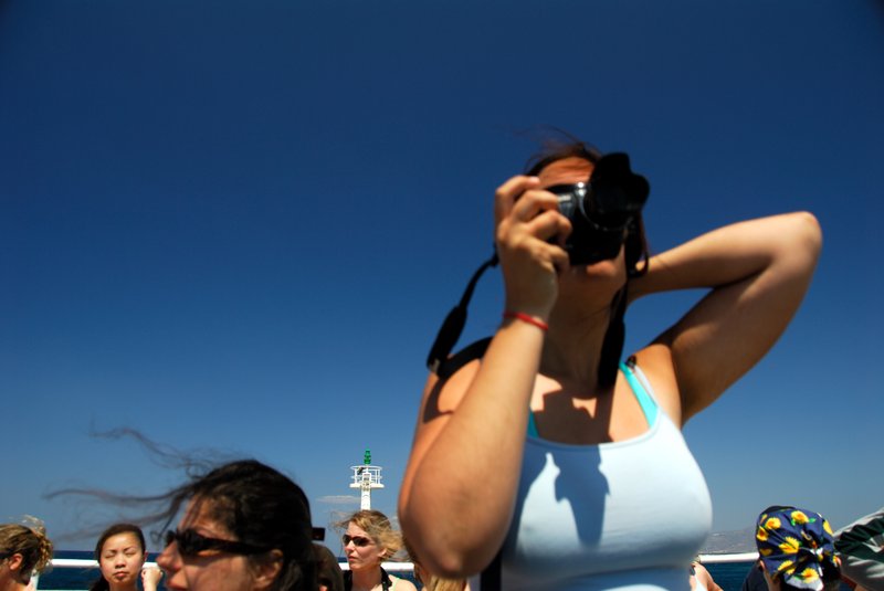 Delos提洛島<br>船上近距離面對面的旅客站起來拍照，我順勢寫下我的愛琴海印象。<br/>