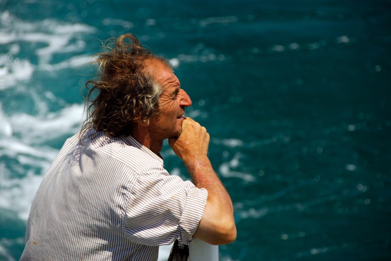 Delos提洛島<br>坐往Delos島的小渡輪，船上飽經風霜水手，面對大海是在沉思，還是再回憶從前的行船往事。<br/>