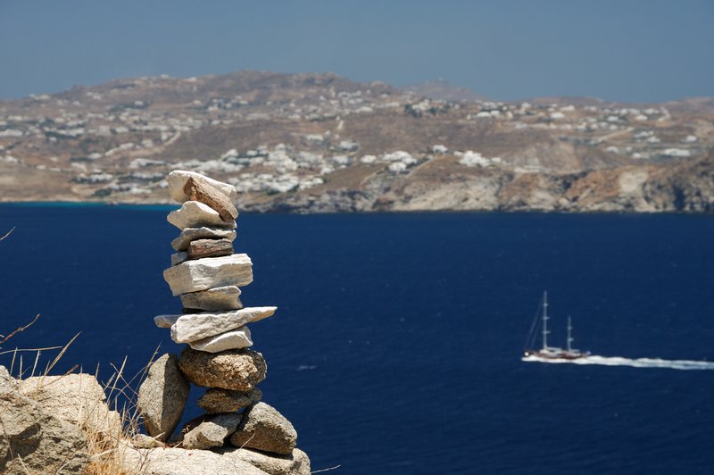Delos提洛島<br>山頂上往東北方看Mykonos實在很近，好像每個地方的山頂上都會有人擺石堆。<br/>
