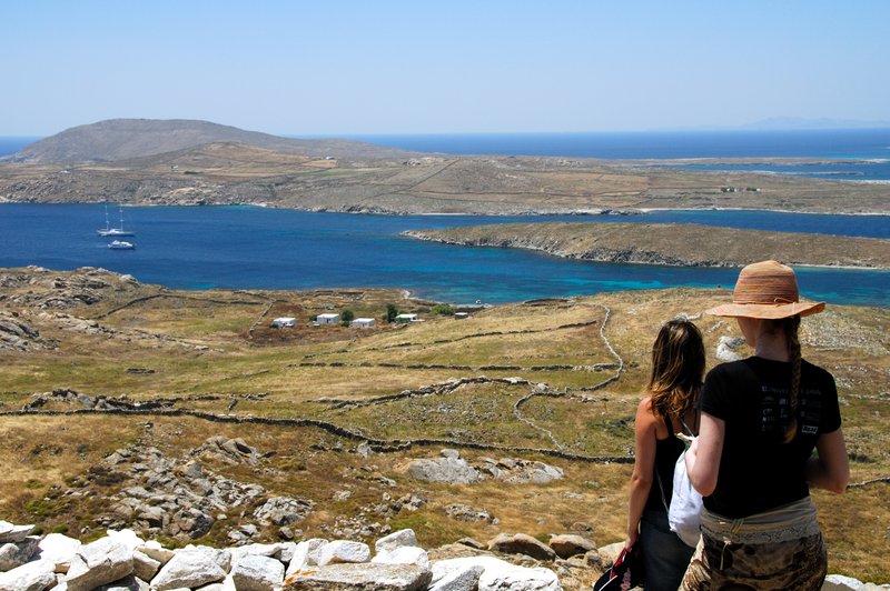 Delos提洛島<br>提洛島上的山頂回眺港灣，順便確定一下我們的渡輪還來了沒。<br/>