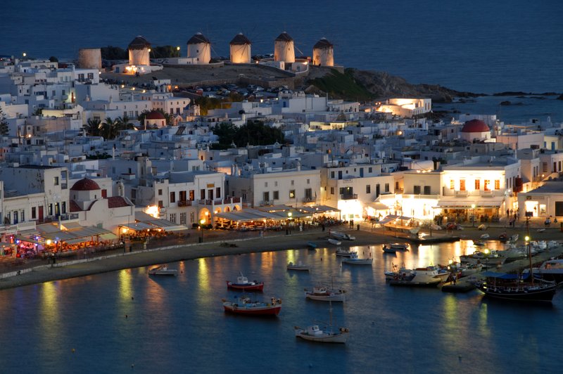 Mykonos米克諾斯<br>從港口旁的山丘上遠眺整個港灣夜景，Mykonos的地標五座風車歷歷在目。<br/>