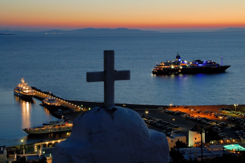 Mykonos米克諾斯<br>這個拍照地點很棒，右邊拍完落日夕陽後，左邊就可以拍港區夜景。<br/>