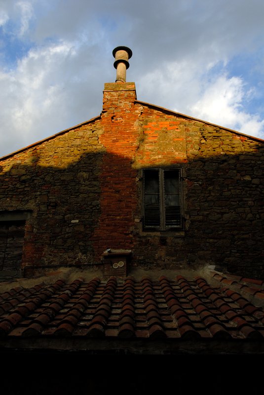 Cortona 科托納<br>從我旅館房間的窗口望去，這是我第一個托斯卡尼夕陽。雖然我來晚了，艷陽的夏日已過，但是淡淡的秋日斜陽還是很動人。<br/>