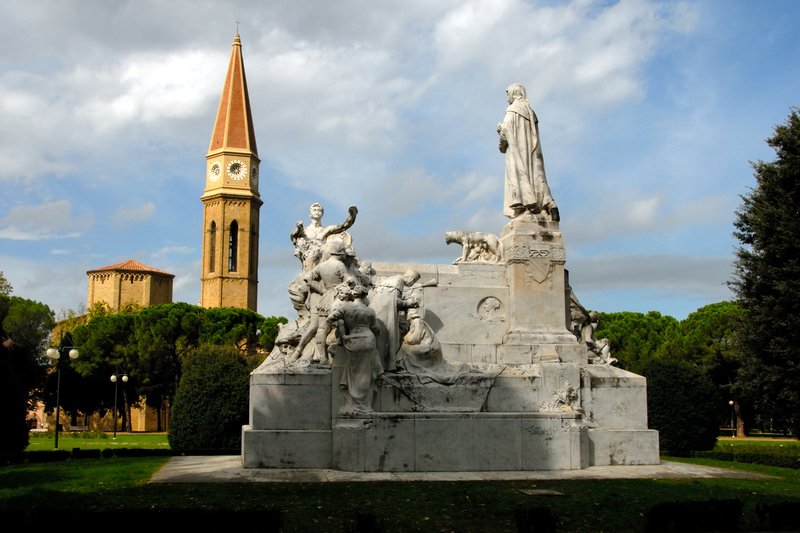 Arezzo 阿雷佐<br>主教堂旁邊的公園裡，有一座偉大詩人佩特拉克（Petrarch）的巨大塑像，從這裡回頭望著主教堂雄偉的尖塔。<br/>